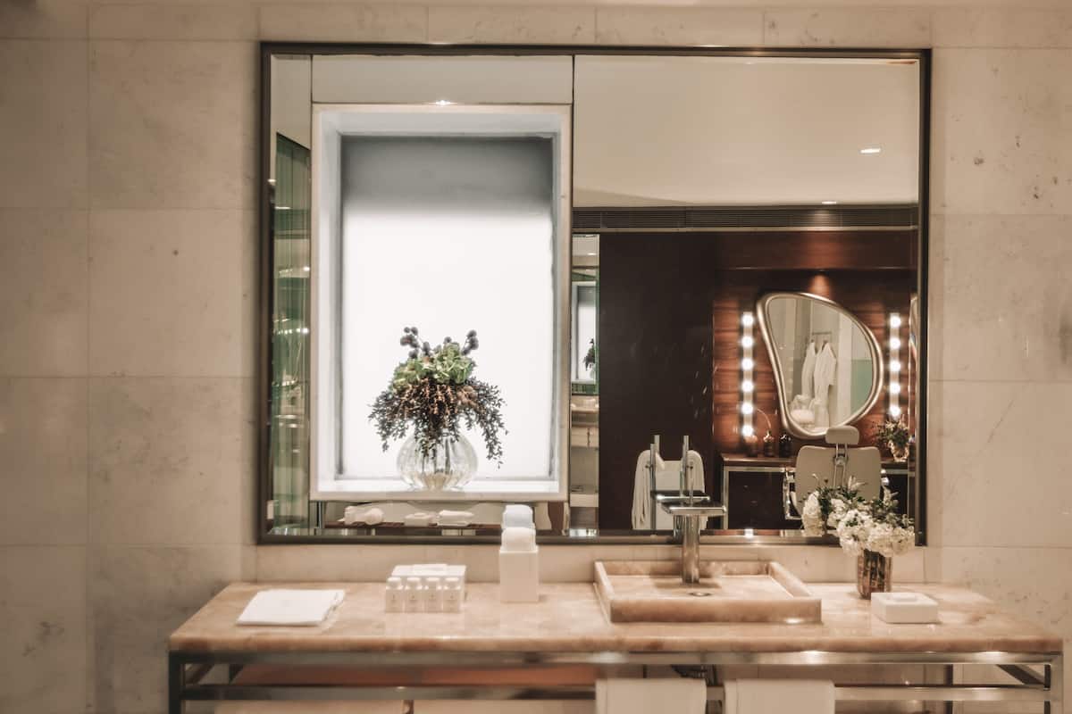 deluxe suite, 1 king bed, oceanfront | 1 bedroom, minibar, in-room safe, desk