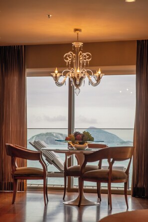 Suíte luxo, 1 cama King, de frente para o oceano | Vista para a cidade