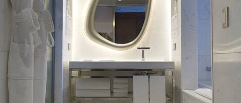 1 chambre, minibar, coffres-forts dans les chambres, bureau