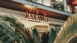 Un edificio de varios pisos con interior de madera y balcones. Se ve el nombre 
