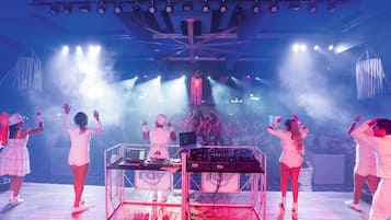 Une scène avec des artistes et une installation pour un DJ.