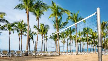 En la playa, camastros, toallas de playa y masajes en la playa