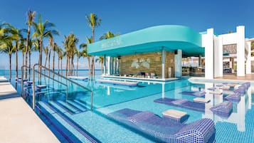4 piscines extérieures, parasols de plage