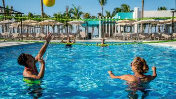 4 piscinas al aire libre, sombrillas