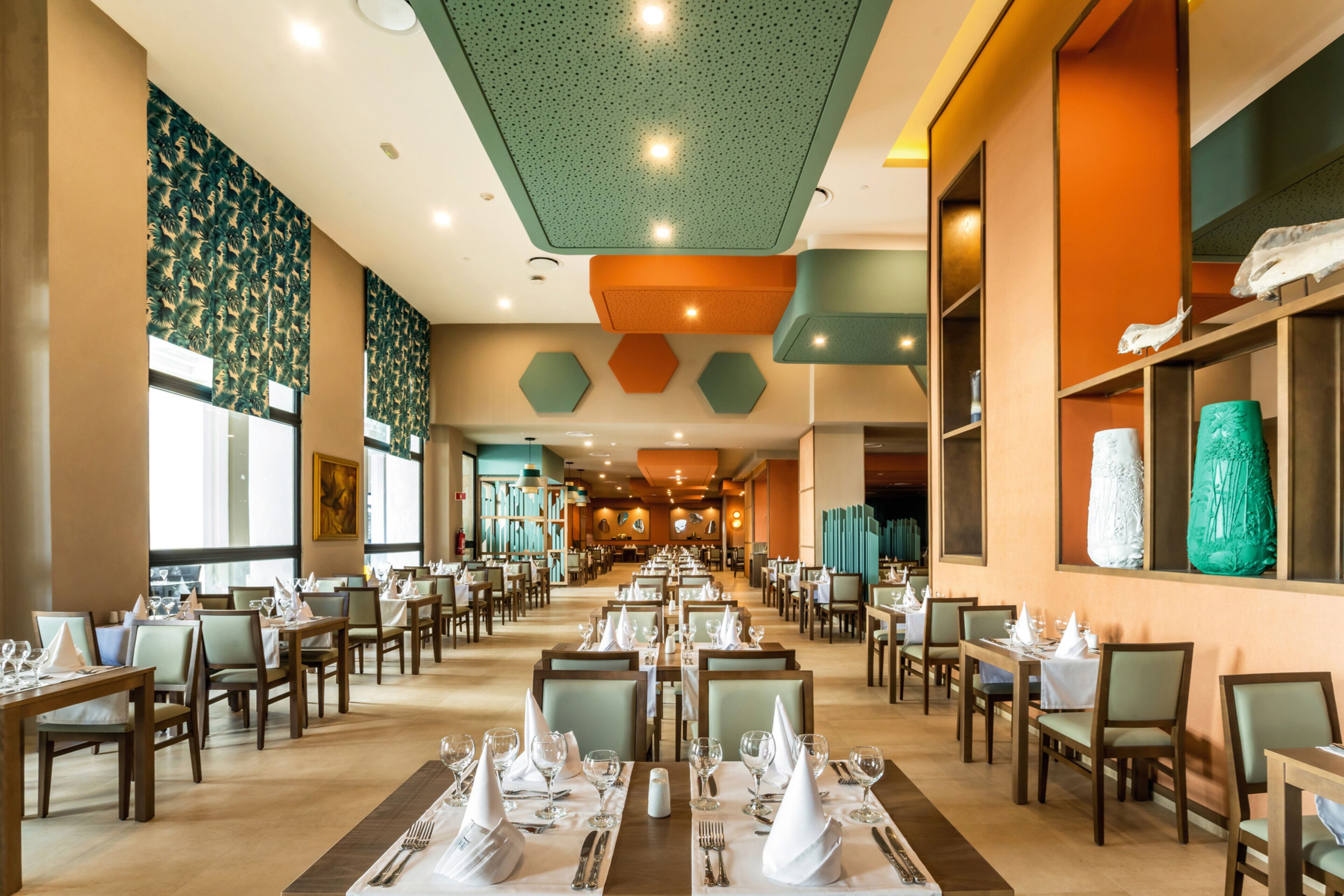 4 restaurantes; se sirven desayunos, almuerzos, cenas y cocina asiática 