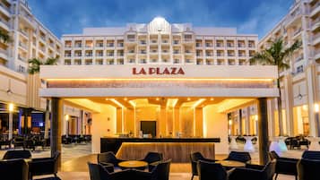 5 bars/lounges, swim-up bar, poolside bar