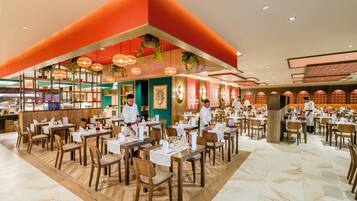 4 restaurants; breakfast, lunch and dinner served