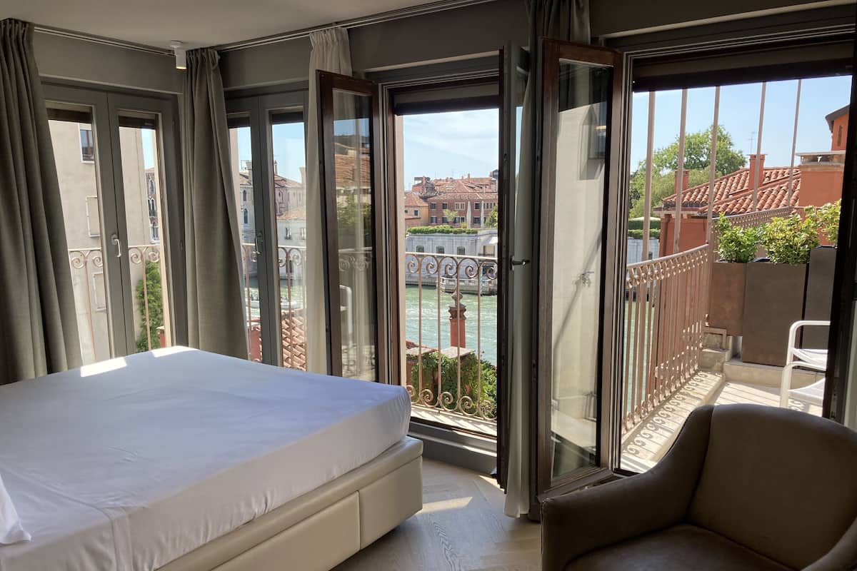 Double Room Grand Canal View | Hypo-allergenic bedding, minibar, in-room safe, desk