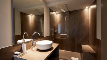 Douche à « effet pluie », sÚche-cheveux, serviettes fournies, savon