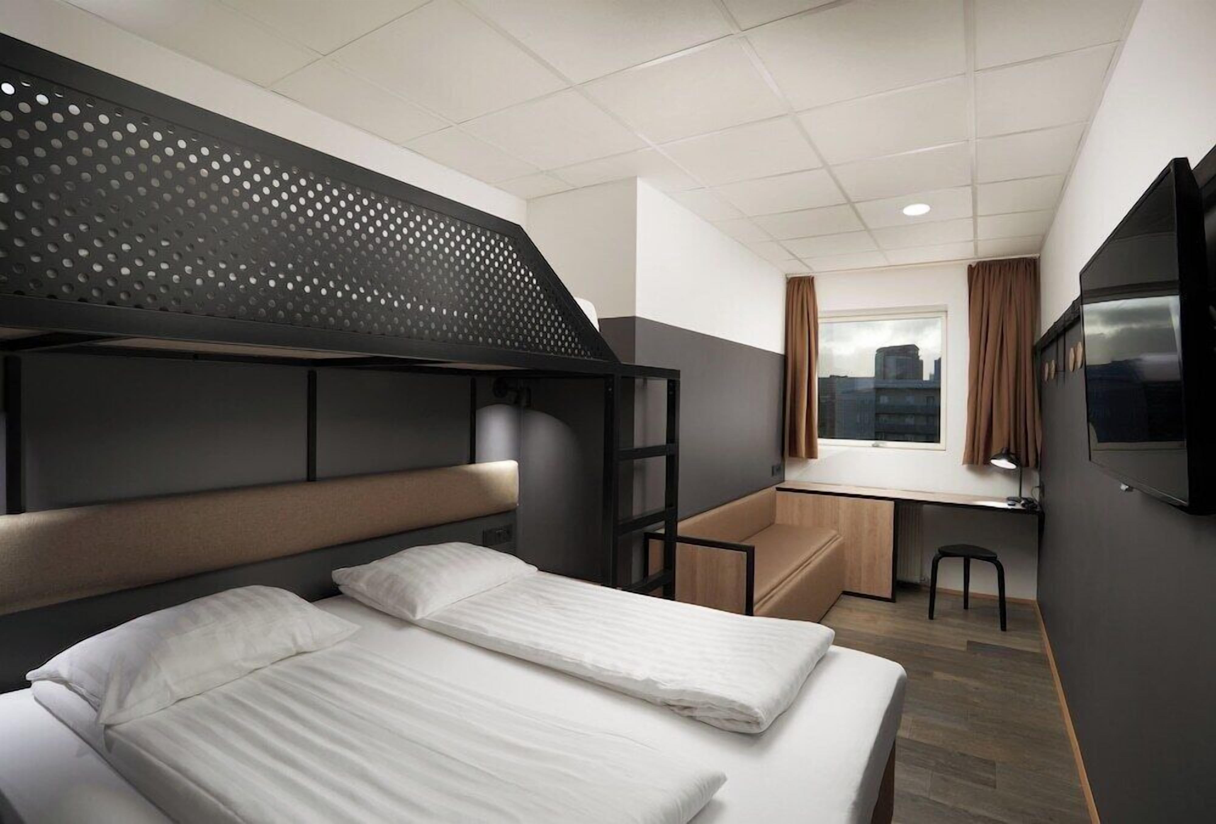 Cortinas blackout, wifi gratis y ropa de cama 