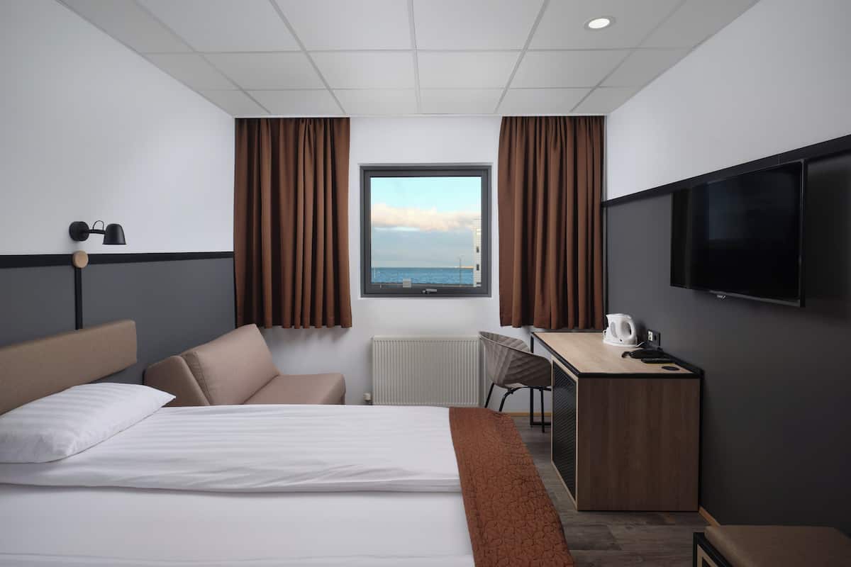Cortinas blackout, wifi gratis y ropa de cama