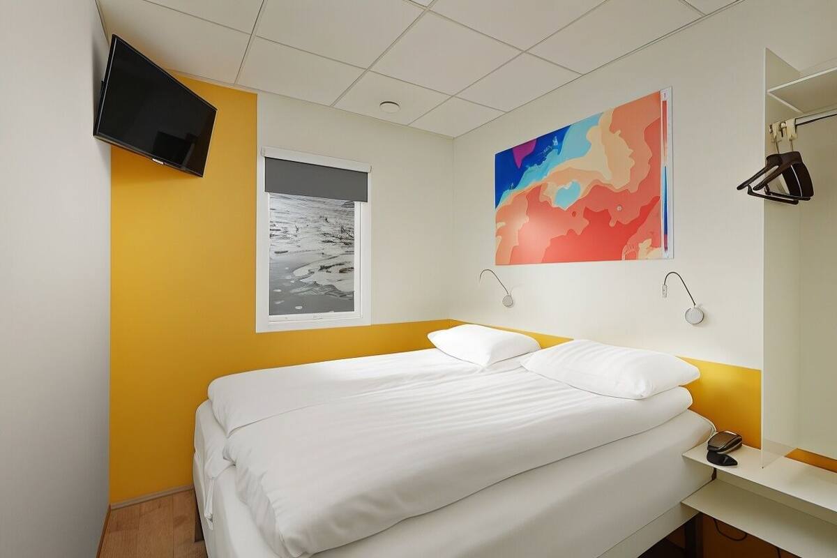 Blackout drapes, WiFi (free), bed sheets