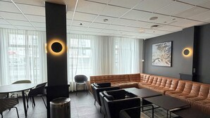 2 bars/lounges - Hotel Cabin (Reykjavik)