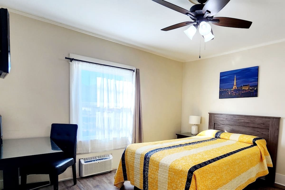 Room, 1 Queen Bed | Individually decorated, desk, iron/ironing board, free WiFi