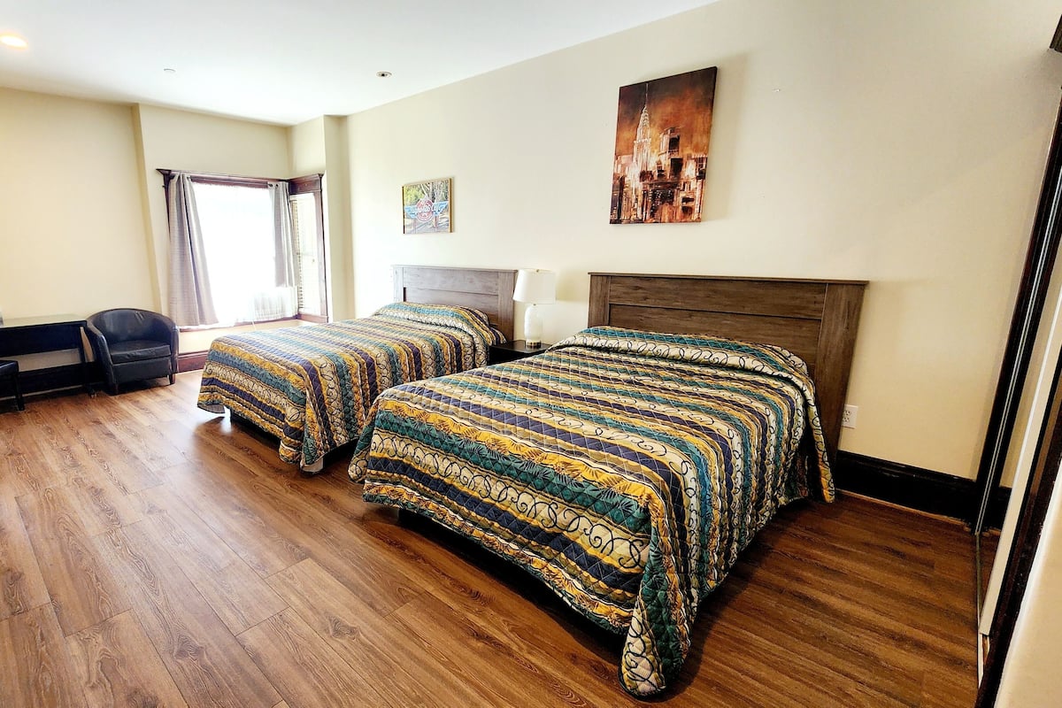 DDS ADA | Individually decorated, desk, iron/ironing board, free WiFi