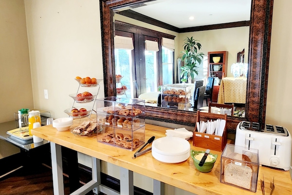 Free daily continental breakfast