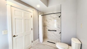 DDS ADA | Bathroom | Combined shower/bathtub, free toiletries, hair dryer, towels - Santa Paula Inn (Santa Paula)
