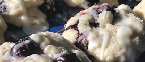 Une vue rapprochée d’un dessert aux fruits rouges, surmonté d’une crème onctueuse.