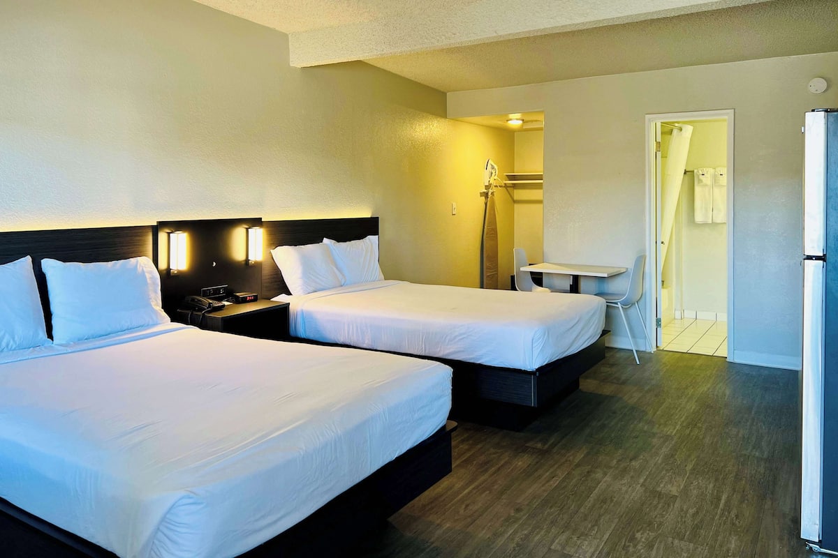 Iron/ironing board, free WiFi, bed sheets