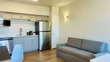 Suite estándar, 1 cama de matrimonio, no fumadores, cocina básica | Tabla de planchar con plancha, wifi gratis, ropa de cama