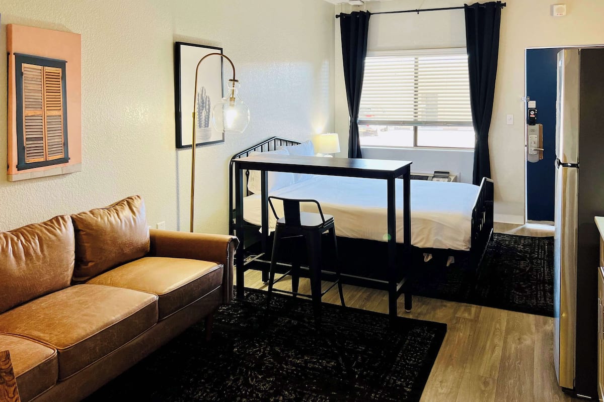 Iron/ironing board, free WiFi, bed sheets