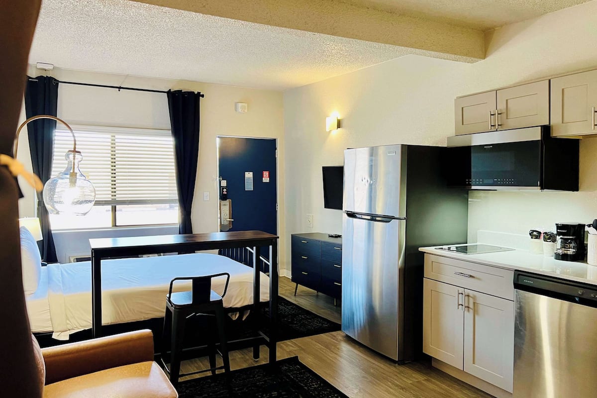 Iron/ironing board, free WiFi, bed sheets