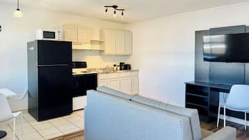 Tabla de planchar con plancha, wifi gratis, ropa de cama