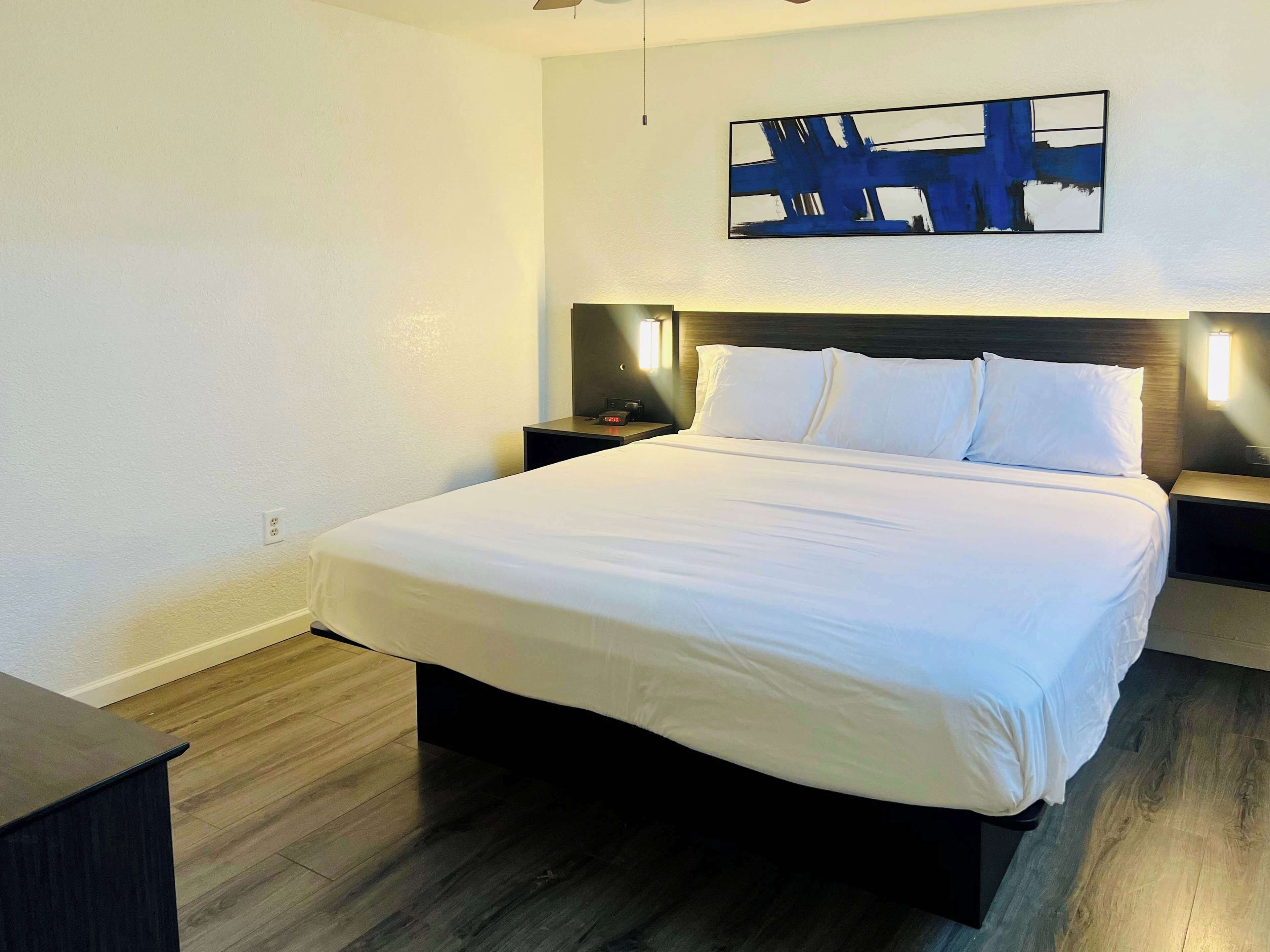 1 Queen Bed, Suite, Non-Smoking, Kitchen