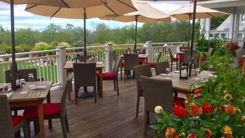 Serveert ontbijt, lunch, diner, visgerechten