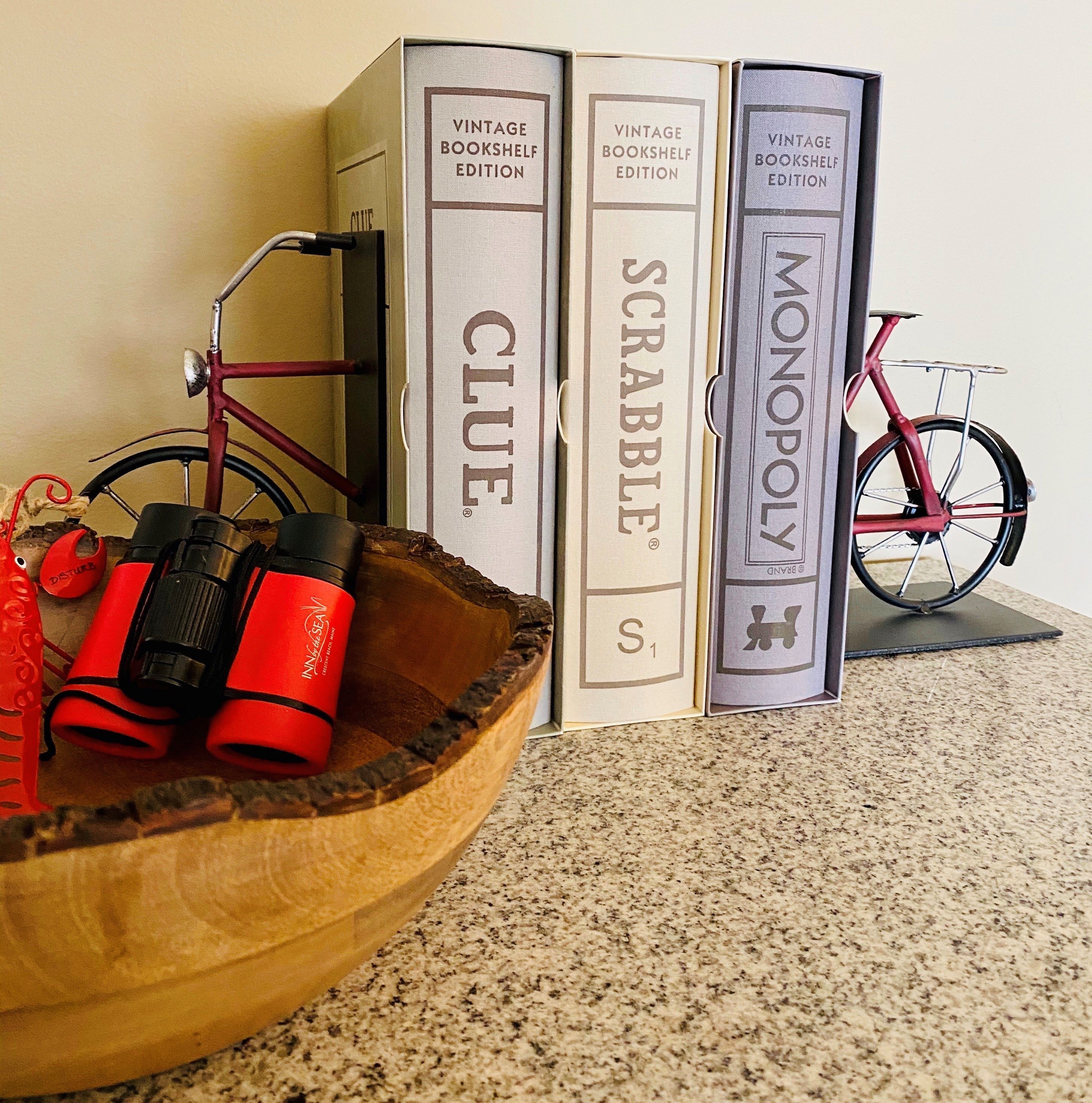 Een houten schaal met verrekijkers en een fiets op een tapijtvloer.
