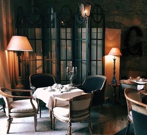 Petit-déjeuner continental (15 EUR par personne)