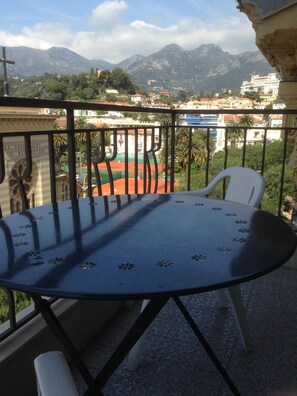 Twin Room, 3 Single Beds, Ensuite | Balcony