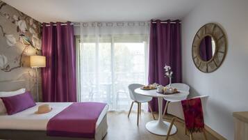 Habitación triple Deluxe | Camas Select Comfort y caja de seguridad en la habitación