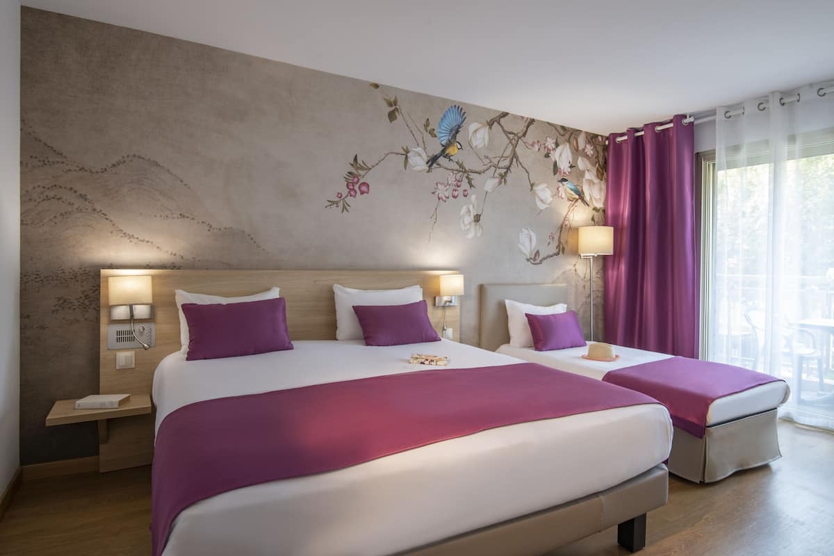 Deluxe-Dreibettzimmer | Select-Comfort-Betten, Zimmersafe, individuell dekoriert