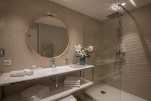 Prestige Triple Room | Bathroom | Free toiletries, hair dryer, towels - Hotel Chambord (Menton)
