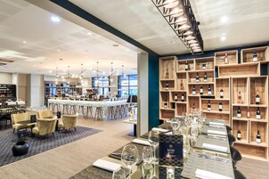 供应早餐、午餐和晚餐，法国菜