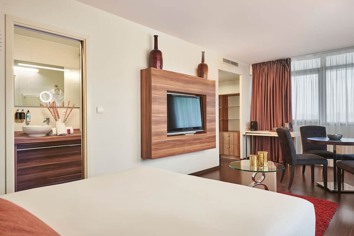 Junior Suite | Premium bedding, desk, soundproofing, iron/ironing board