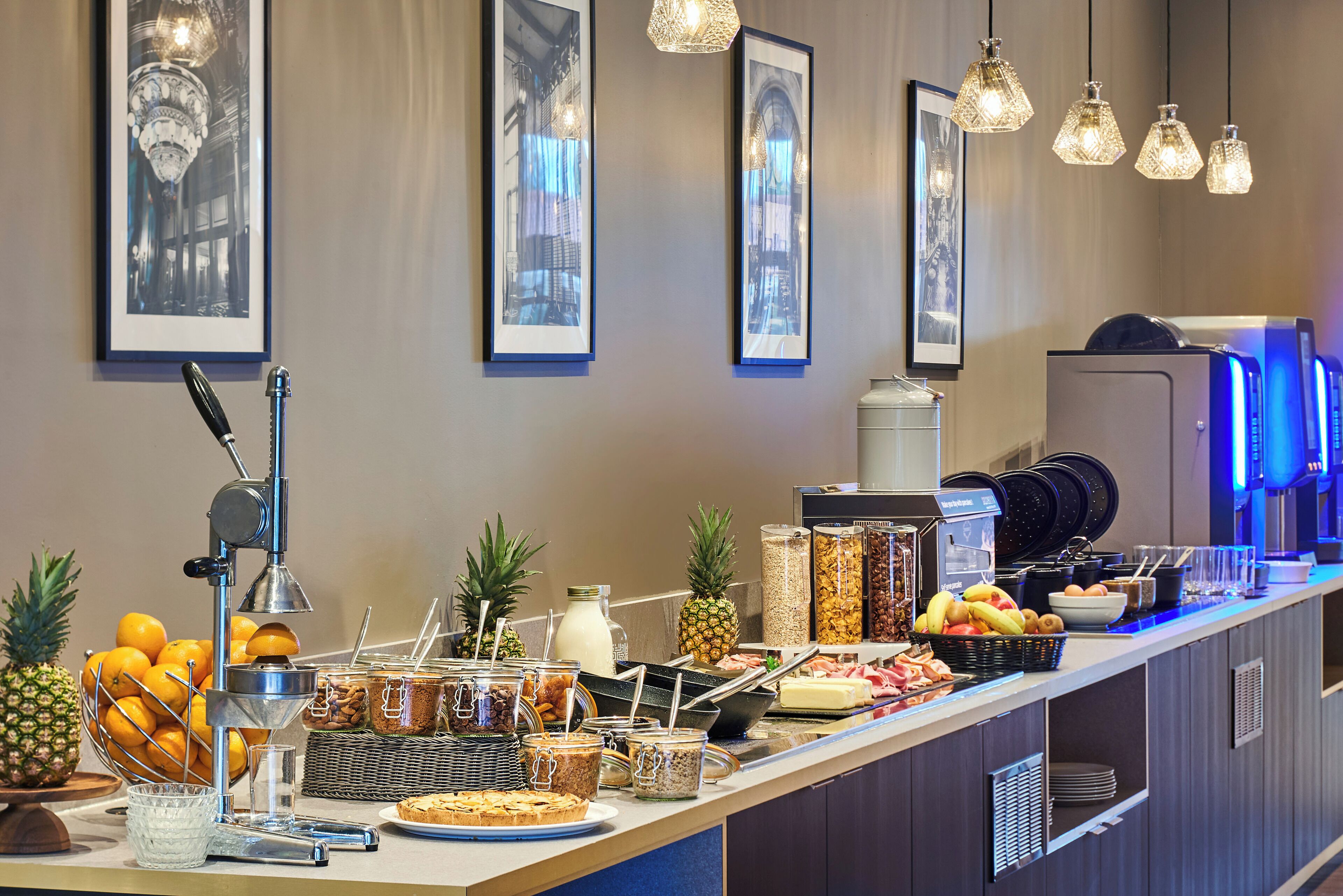 Ein reichhaltiges Buffet mit verschiedenen Speisen, einem Saftspender und dekorativer Wandgestaltung.
