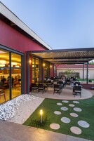 住宿正面 - 傍晚/夜晚