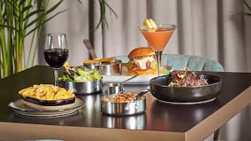Serveert ontbijt, lunch, diner, Franse gerechten