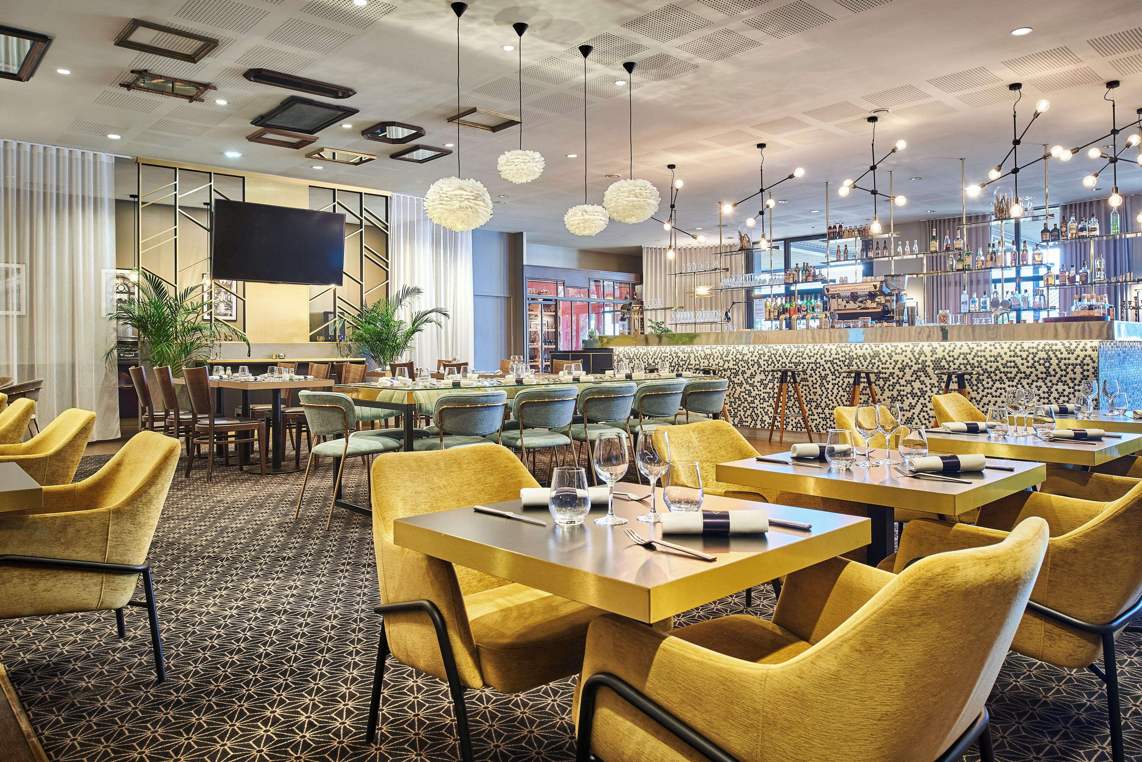 Phục vụ bữa sáng, bữa trưa, bữa tối, món Pháp 