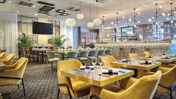 Phục vụ bữa sáng, bữa trưa, bữa tối, món Pháp