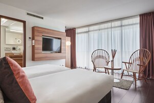 Ropa de cama de alta calidad, escritorio y sistema de insonorización 