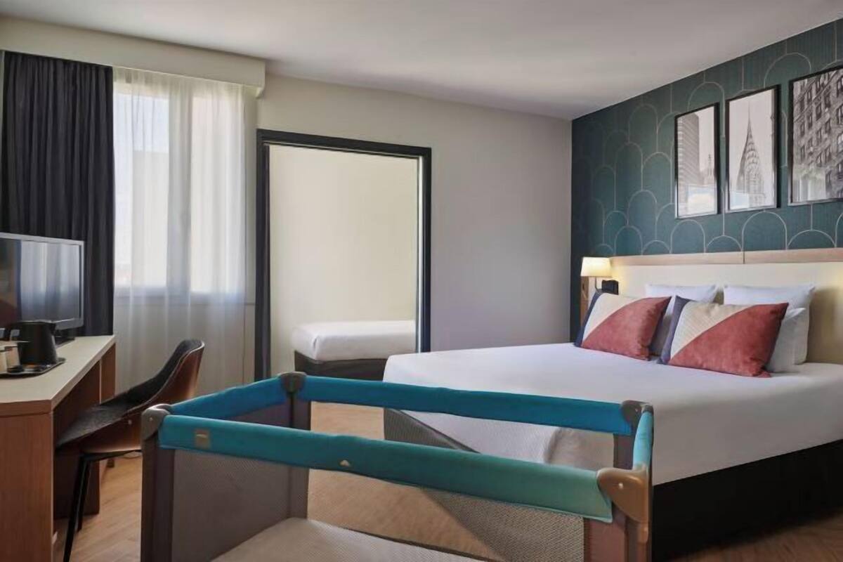 Premium bedding, desk, soundproofing, iron/ironing board (on request)