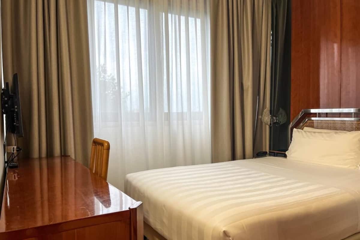 Single Room | Minibar, in-room safe, desk, blackout drapes