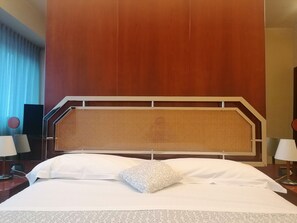 Minibar, caja fuerte, escritorio y cortinas opacas