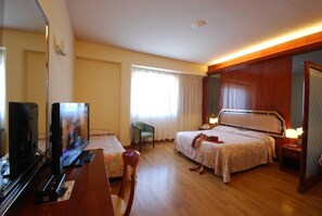 Minibar, in-room safe, desk, blackout curtains - Hotel Napoleon (Lucca)