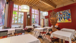 Daily continental breakfast (EUR 15 per person) - Hôtel de l'Amphithéâtre (Arles)