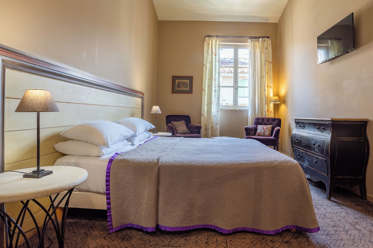 Vierpersoonskamer | 1 slaapkamer, luxe beddengoed, een minibar, een kluis op de kamer