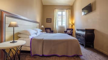 Quarto quádruplo | 1 quarto, roupas de cama premium, frigobar, cofres nos quartos